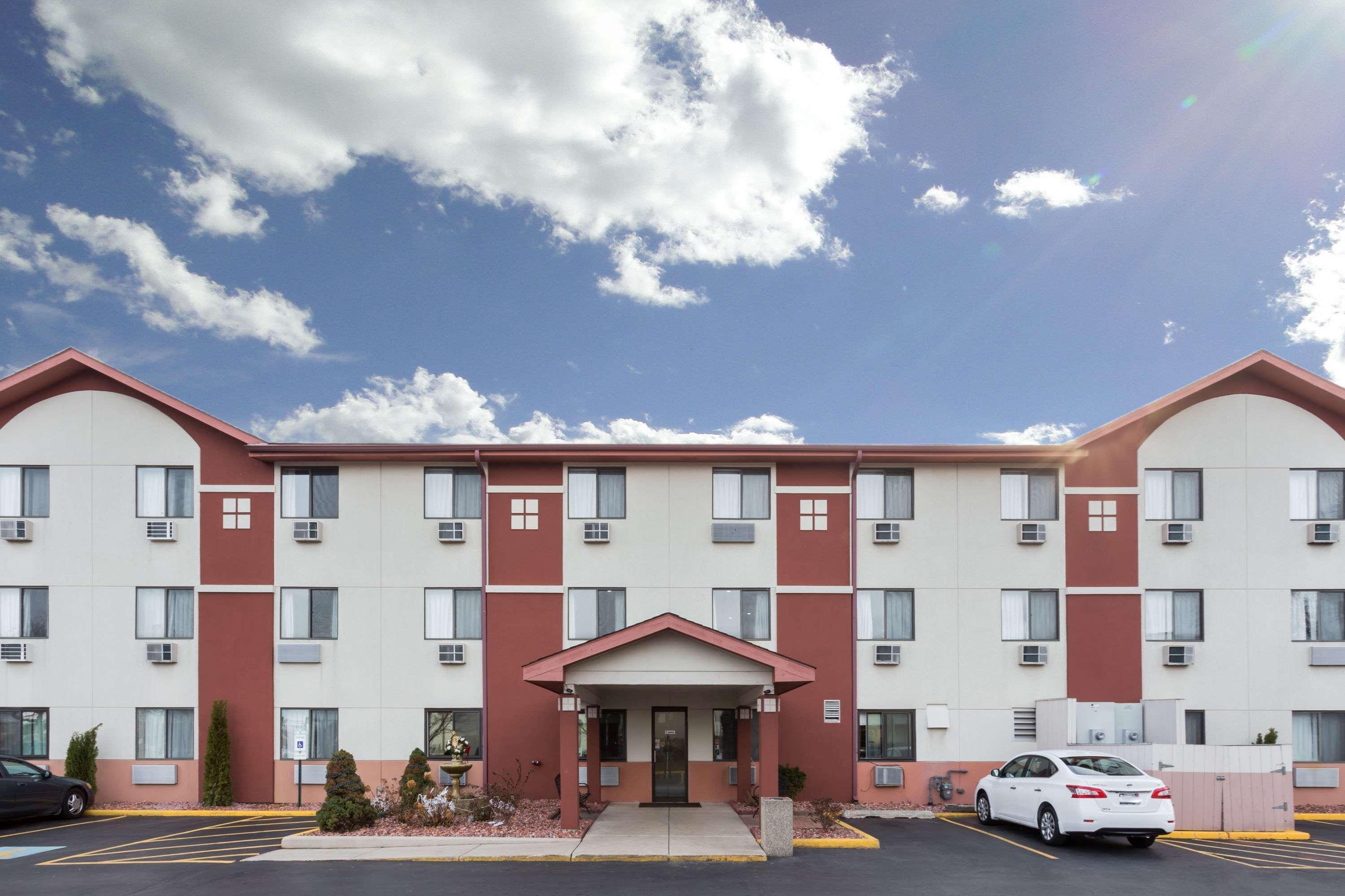 Super 8 by Wyndham Mundelein/Libertyville Area Exterior foto